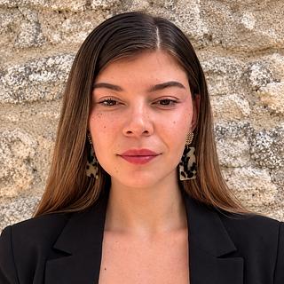 Lea  Louchard  Secrétaire