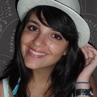 Laura Laura Garrier Graphiste spécialisé en création de logo