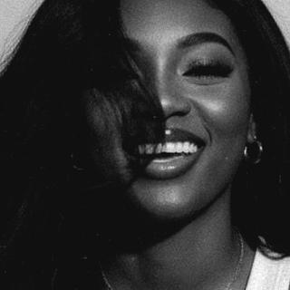 Irma Ebelengoulou Graphiste spécialisé en création de logo