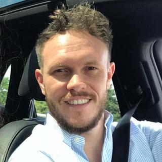 Loic Alavoine Graphiste spécialisé en création de logo