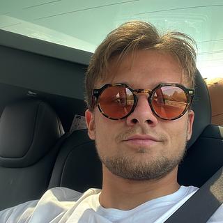 Clément  Nilovic Graphiste spécialisé en création de logo