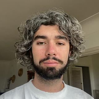 Lucas Garbous Graphiste spécialisé en création de logo