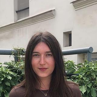 Lola Brian Community manager