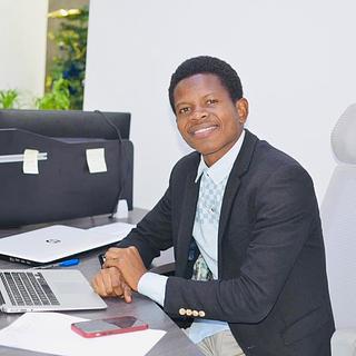 Liric Tsiba Community manager