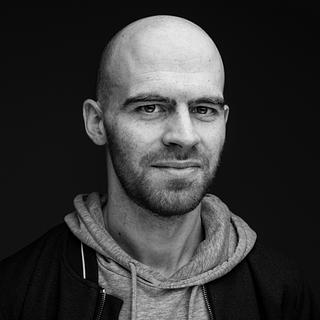 Ianis Mauraisin Graphiste spécialisé en création de logo