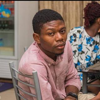 Christ Tomede Graphiste spécialisé en création de logo