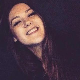 Charlotte Ecker Graphiste spécialisé en création de logo