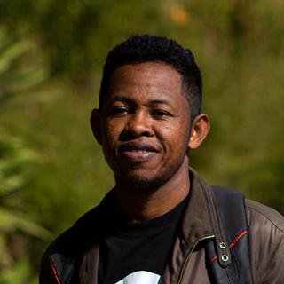 Elysé Randriamanantenasoa  Graphiste spécialisé en charte graphique